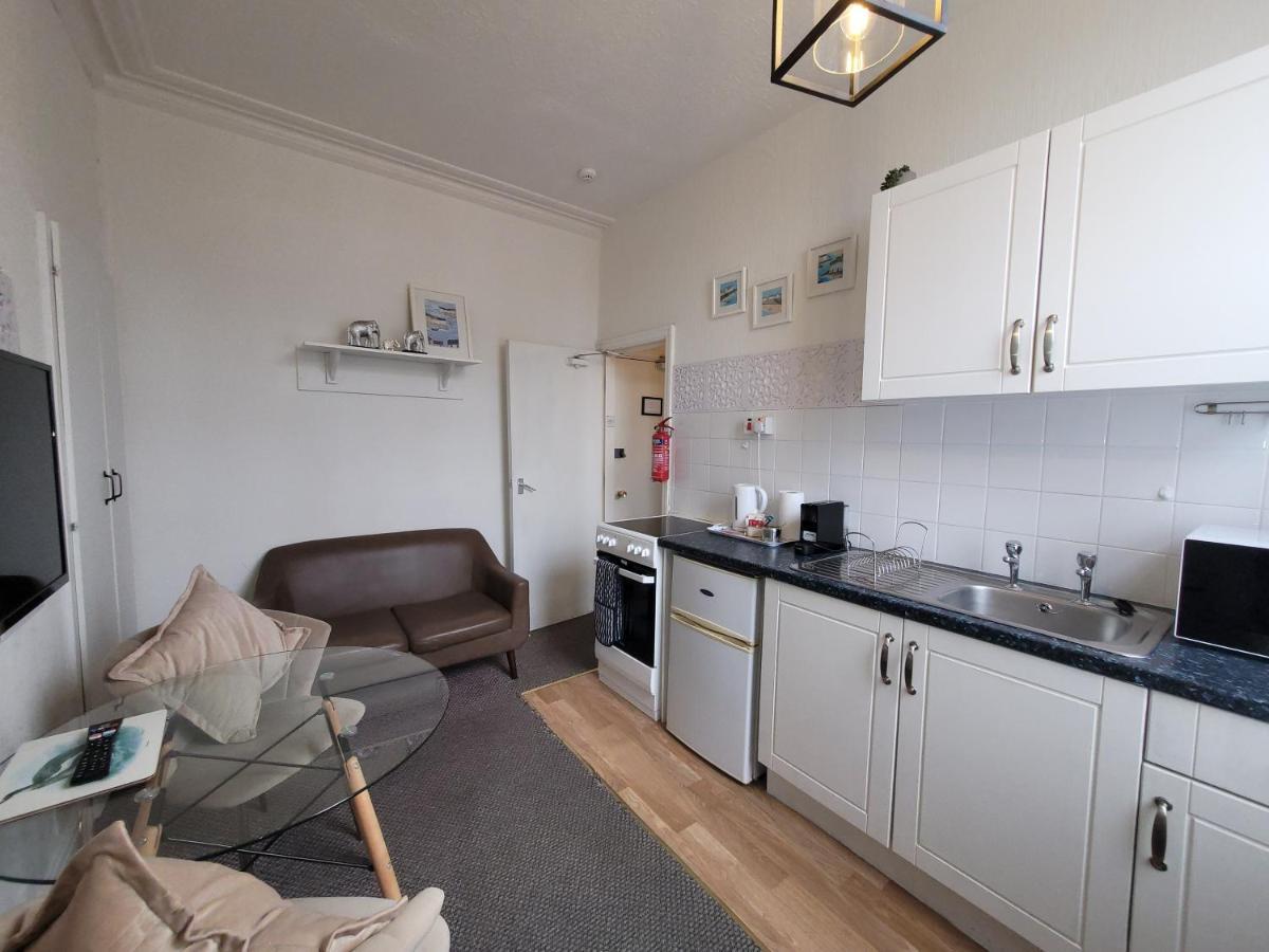 Sea Side Flat 3 With Fast Wifi And Free Parking Апартаменты